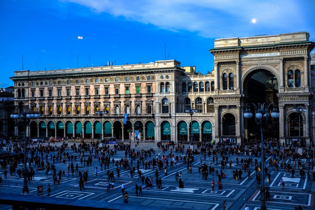 Милано – столицата на модата, самолетна програма с обслужване на български език!